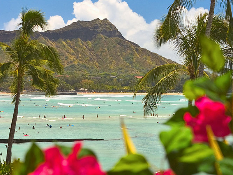 Hawaii, Oahu, Diamond Head on Waikiki beach